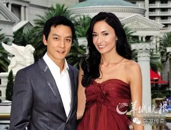 吴彦祖老婆自曝全家一起洗澡