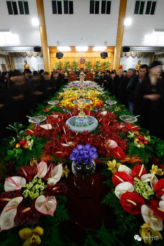 供花:在平兴寺进行浴佛节的供花准备