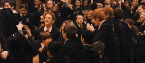 ►典礼结束,毕业生们一定会get这个姿势: tossing of the cap