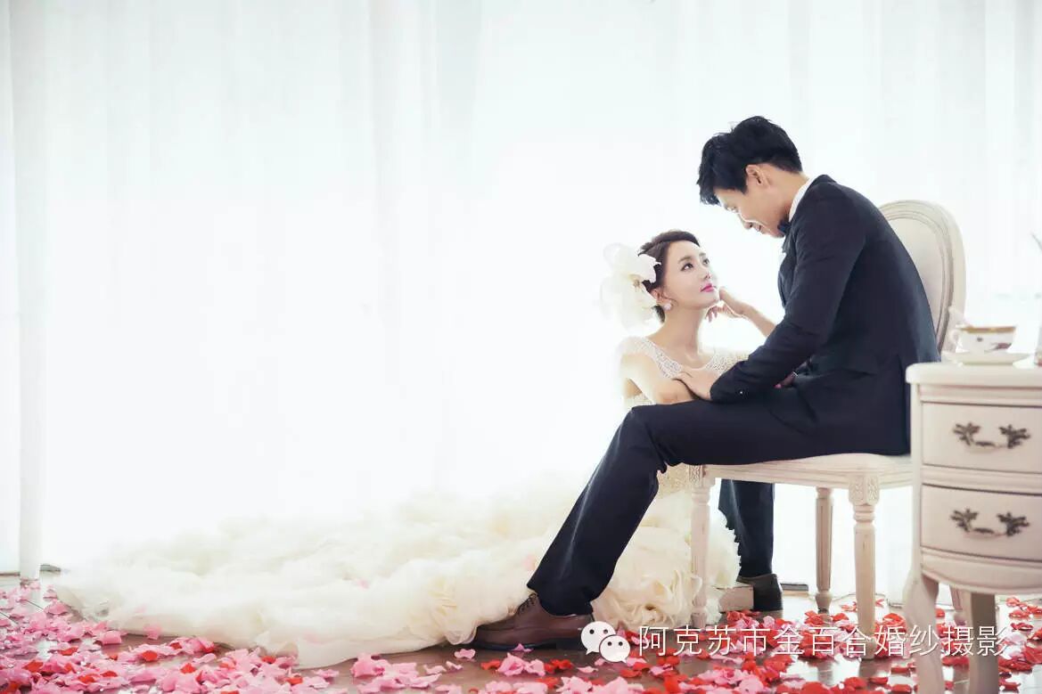 【金百合小课堂】室内拍摄婚纱照姿势如何摆呢?