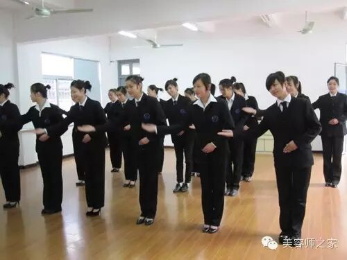 标准礼仪，让美容师更加完美！