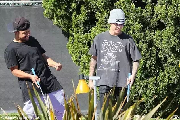 Selena Gomez去看了洛杉矶场的演唱会,而且还有手拉着...