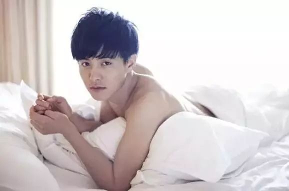 马天宇否认有私生子,扛着大锤子怒砸＂代孕门＂