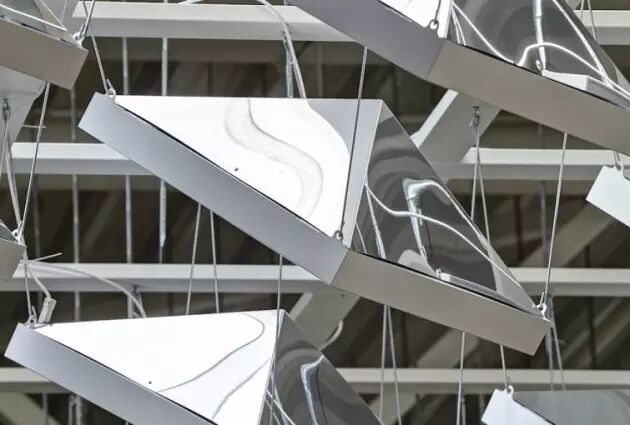 飞利浦照明总部换新装1500片金色叶子打造的交互光树