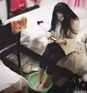 范冰冰“蜗居”里刷牙泡脚 生活照揭女星素颜真相