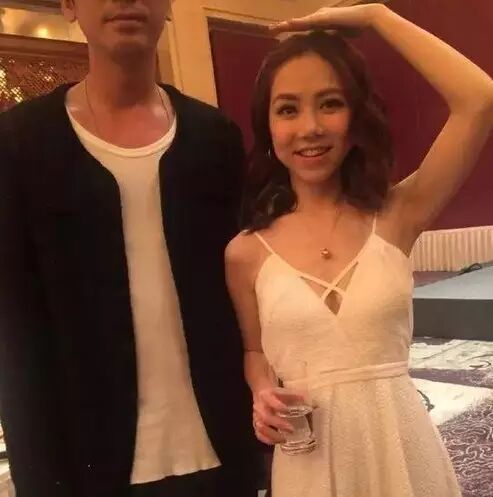 惊悚!他与邓紫棋合照半张脸竟失踪