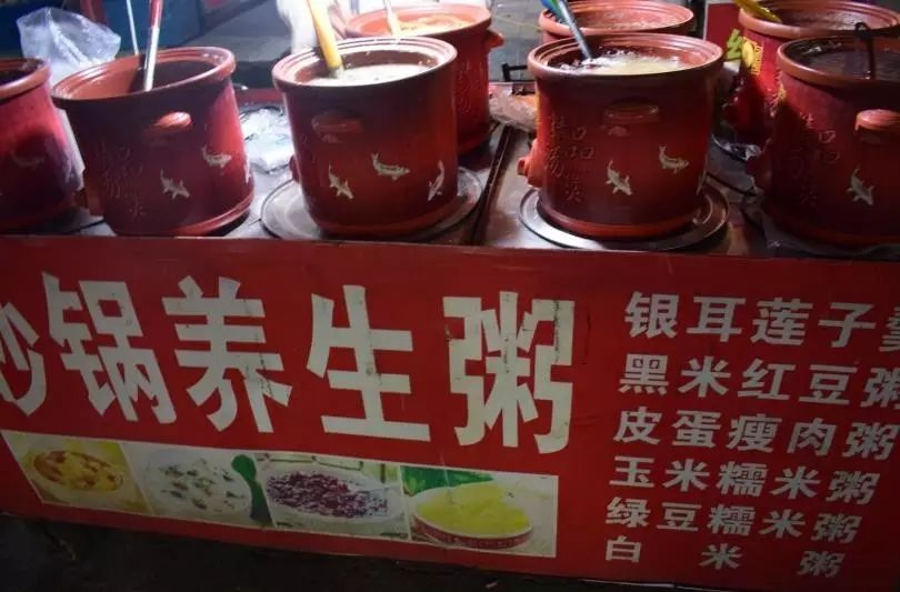 唯一的一家卖粥的摊位,海带排骨和莲藕汤再买一份炒饭堪称绝配