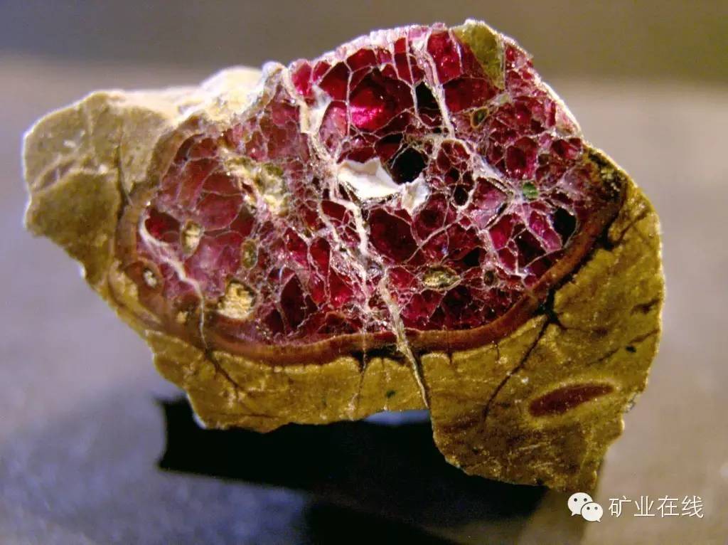 其化学成分为红榴石及铁铝石榴子石的同晶混杂,比重为两份红榴石对一