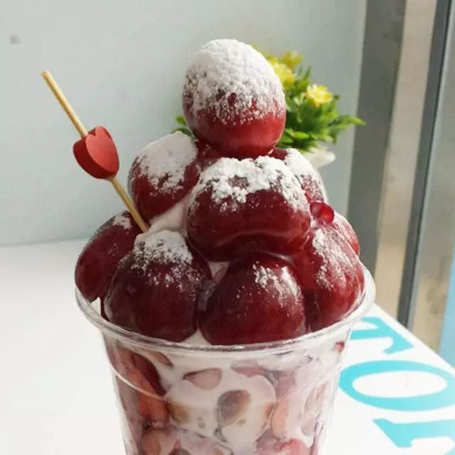 美哒哒的小编和你一起吃最美冰淇淋