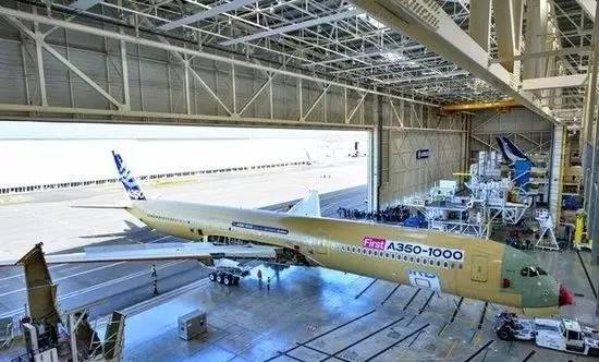 首架空客A350-1000飞..