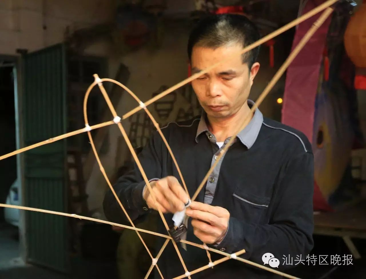 陈旺松正在制作风筝骨架