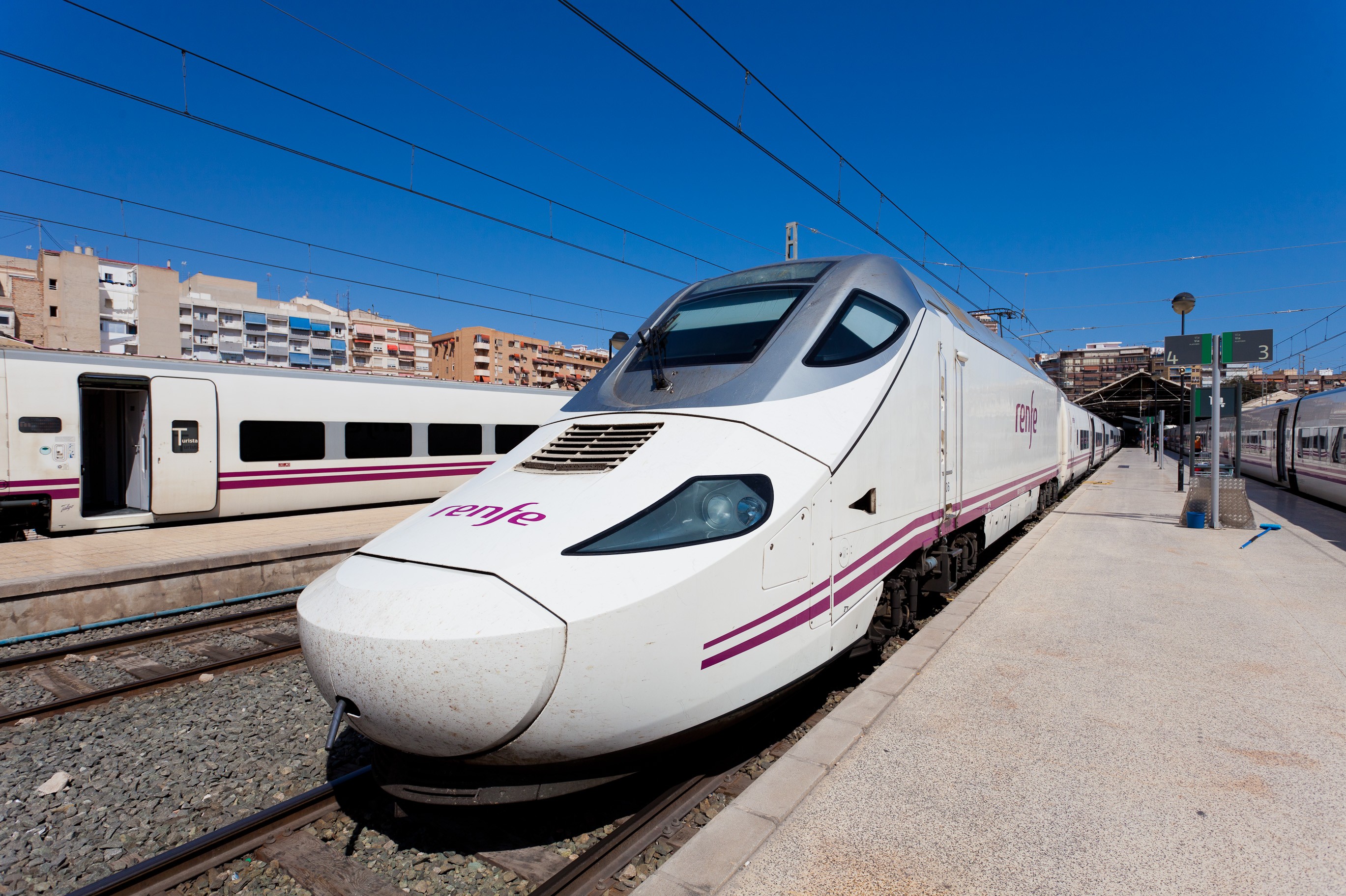 西班牙铁路系统发达,是世界上高铁线路第二长的国家,仅次于中国.