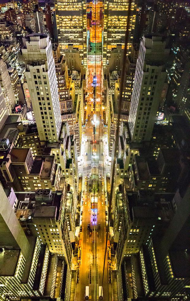 她借助纽约高楼大厦玻璃的反射镜面从新的视角记录夜景
