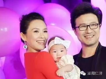 汪峰小女儿百日宴现场,大女儿落泪喊章子怡＂妈妈＂,前...