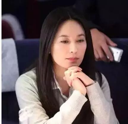 杨颖疯狂晒自拍:这么厚的粉都救不了你的脸!