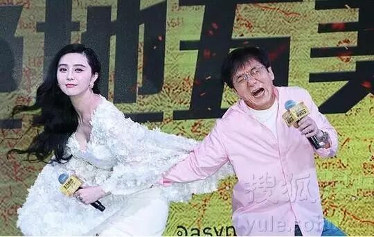 看点  成龙教范冰冰防狼术 给范爷送上铁扇网友笑喷