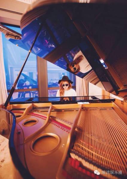 邓紫棋钢琴独奏「有心人」,致敬张国荣!