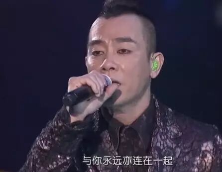 陈小春演唱《相依为命》全程严肃无表情 直到看到了应采儿