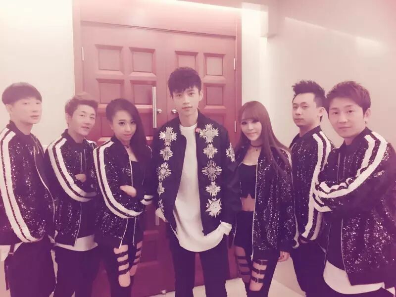 魏晨现身济南录制山东卫视春晚,精彩串烧舞动不停,现场...