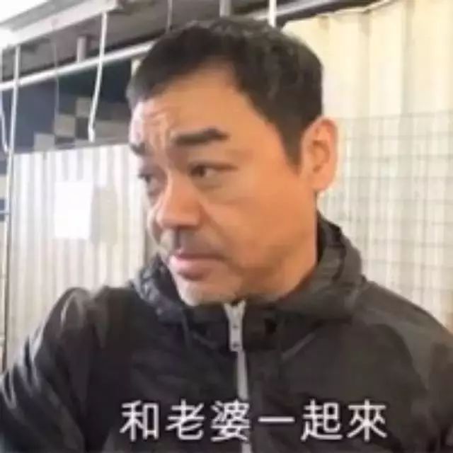 刘青云在菜市场买鸡被街头采访抓住了,全程一个大写的懵