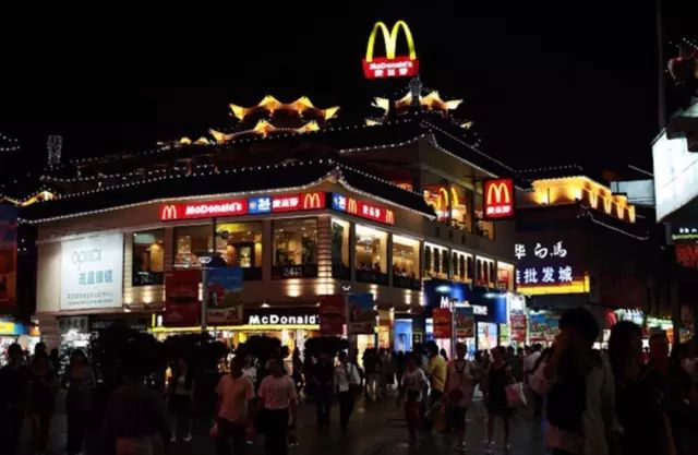 说到罗湖区就一定不能忘了东门了.