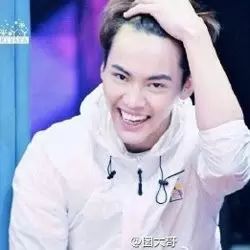 【明星】手控福利!陈伟霆修长美手man爆苏炸