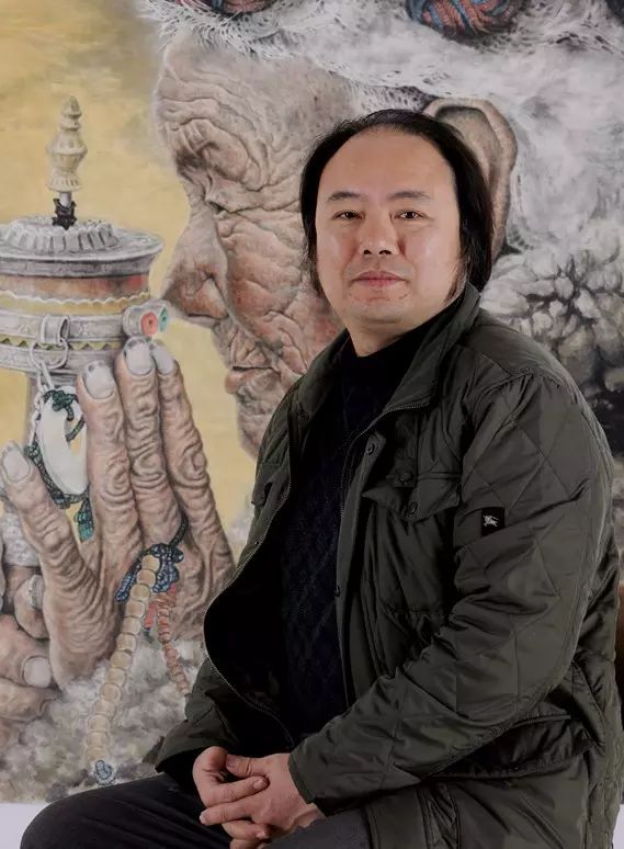 现任青岛市美术馆馆长. 策划举办了数十个有影响的美术展览.