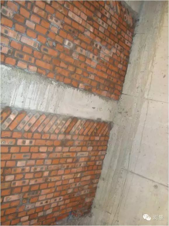 水,电井周围和电梯筒体周围砌筑实心砖砌体.