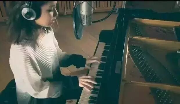 邓紫棋致敬张国荣,钢琴独奏《有心人》