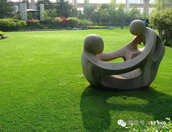 园林小品在园林布局中一般可起到局部主景的作用,它的配景通常用草坪
