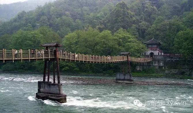 安澜桥横跨内外两江,起初是竹木建造的悬索桥,后改为钢索桥.