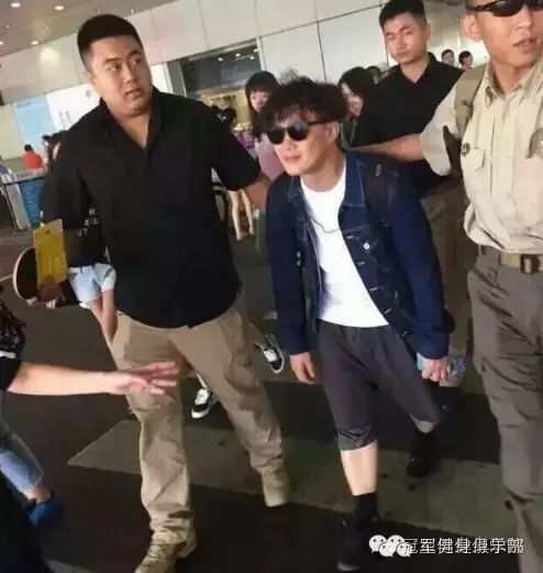 很多人都说...陈奕迅大概只有1米3...