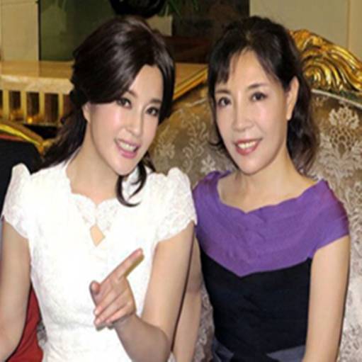 66岁刘晓庆皇家植物园与家人合影,比妹妹显年轻!