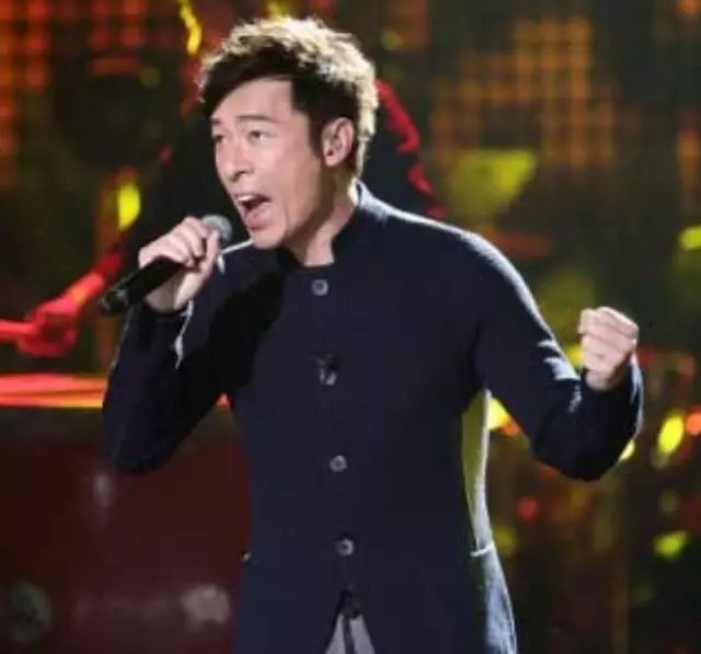 许志安不顾崔健又踩话无feel  中西合璧演唱《男儿当自强》...