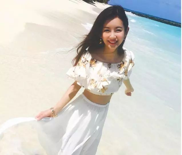 陈赫女友张子萱在微博晒出自己在海边的照片