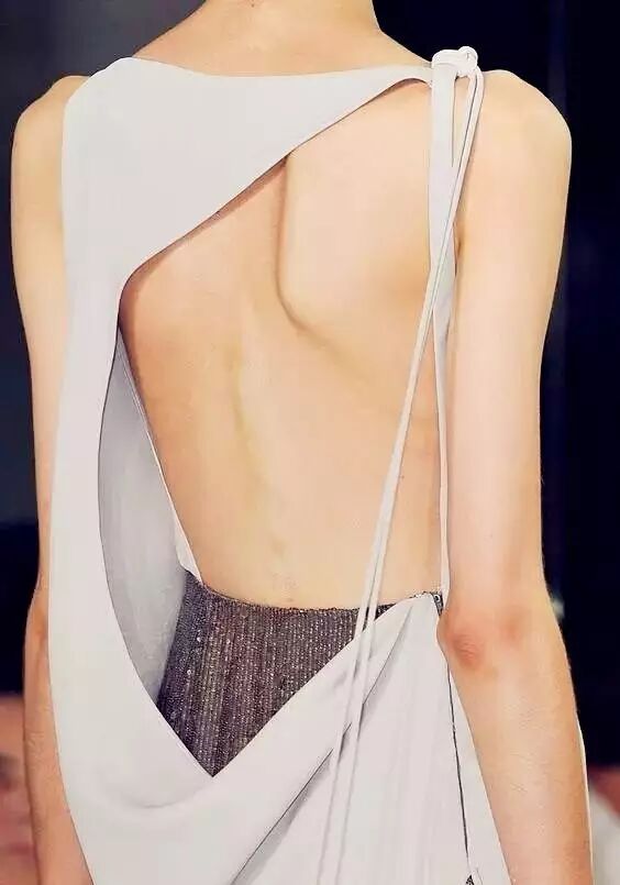 戳进来  原来邓紫棋和时尚只差一件露背装