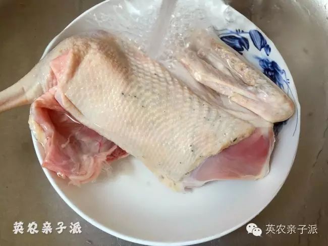 将半只鸭斩成大件