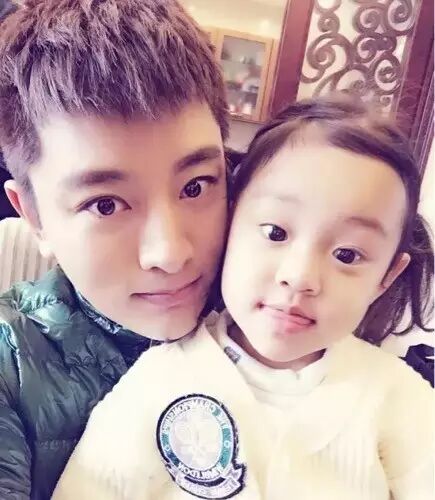 贾乃亮:美瞳线二次补色,又黑又亮!