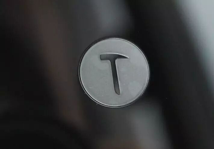 罗永浩的锤子情怀最后只能拿去喂狗