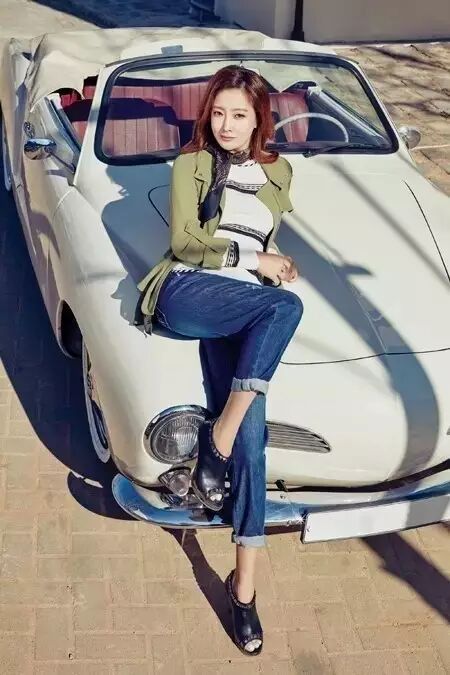 金喜善拍摄服饰品牌春季画报 完美身材像20代少女