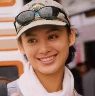 她曾红过巩俐,姜文爱她,张国荣请她演女主,隐退后复出...