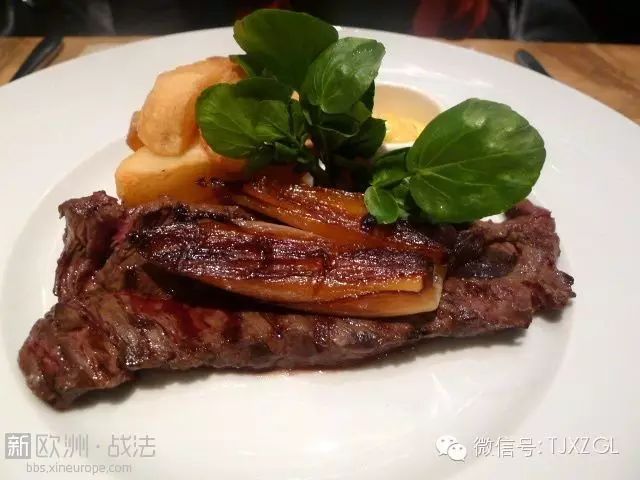 法国人对牛的感情虽及不上西班牙人把牛当成国家图腾(法兰西喜欢大公鸡),但是对于个个吃货的法国来说牛排和牛肉简直就是人生活下去的重要动力。 法国是世界牛肉研究的领头羊,在吃牛上十分讲究,做牛排堪称一绝。小牛肉veau是最好的牛排食材,既兼顾鲜嫩多汁而且肉的弹性也非常完美。但是牛肉的做法十分复杂,根据肉质不同用法也不尽相同。 法国是世界牛肉研究的领头羊 这种charolaise白牛是欧盟法国产区保护的独特牛种,在广阔的特种牧草放牧长大,肉质最为鲜美,以肉内血脂细腻出名,在世界范围内都是很出名,是不可多得的高