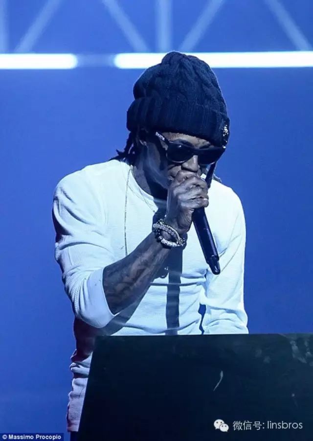 气炸了..Lil Wayne米兰时装周怒摔话筒!离开舞台..原因是...