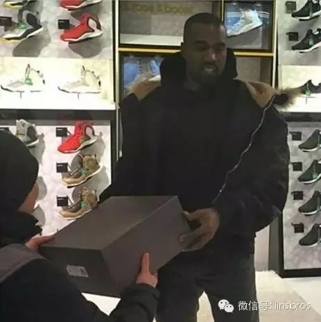 Kanye West说今年adidas将生产100万双Yeezy鞋子..工厂已...