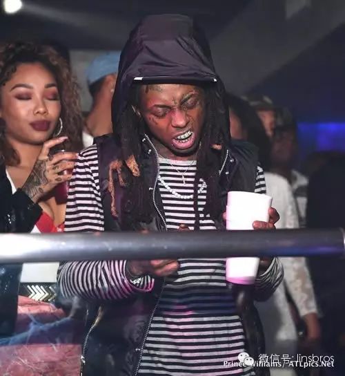 一手大麻..一手Double Cup..看Lil Wayne和好兄弟2 Chainz...