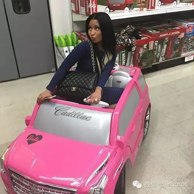 Nicki Minaj买了一辆粉色新车..她这是不给男友上车的节奏 ...