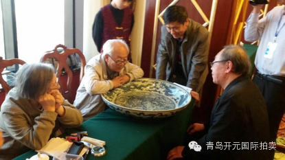 图为:故宫博物院专家李知宴 为青岛收藏大家赵世文先生鉴定藏品