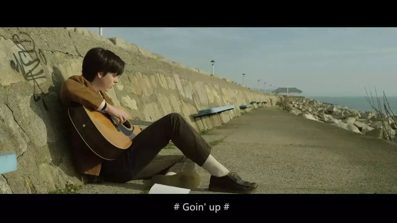 消沉的康纳遭受着家庭支离破碎和爱人远走高飞的双重打击,只能抱着