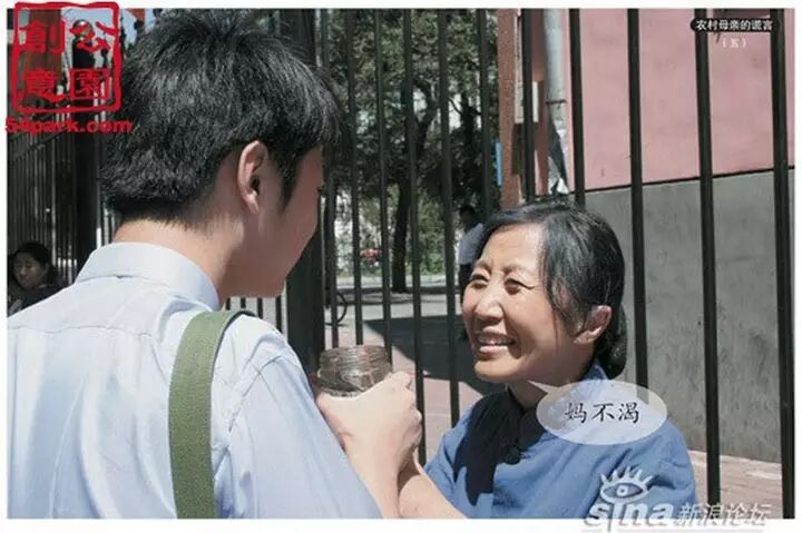 5、高考时，烈日当头，母亲一直站在外面等待着我的好消息，当我接过满满的水瓶时，我知道母亲没有舍得喝一口，我让母亲先喝，母亲跟我说了上面的话。（妈不渴）