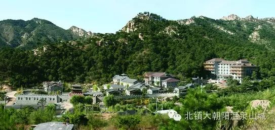 作为资源丰富的旅游大县,北镇年接待游客400万人,大朝阳山城游客20余